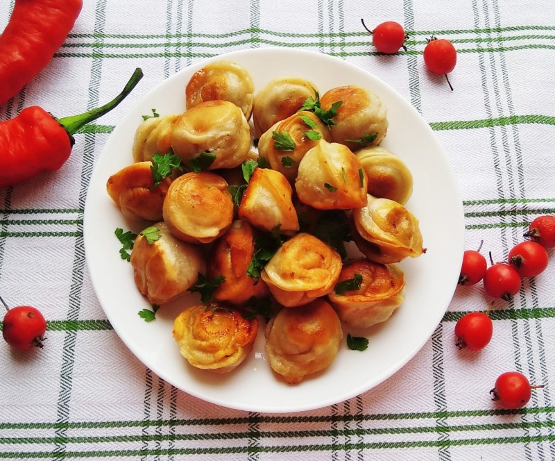 Пельмени жареные на сковороде с луком