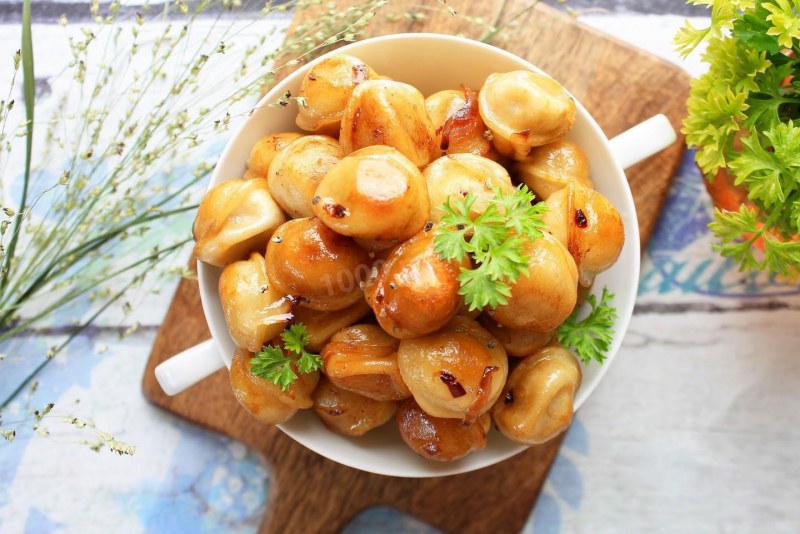 Жареные пельмени на сковороде