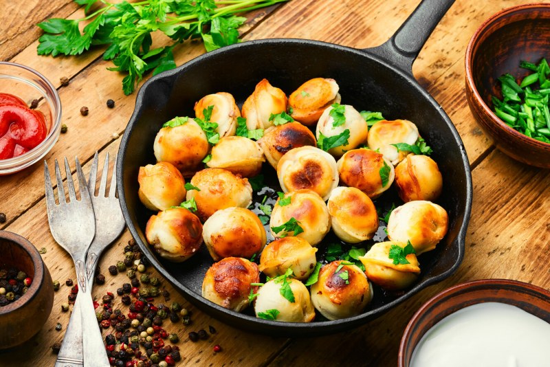 Жареные пельмени с сыром