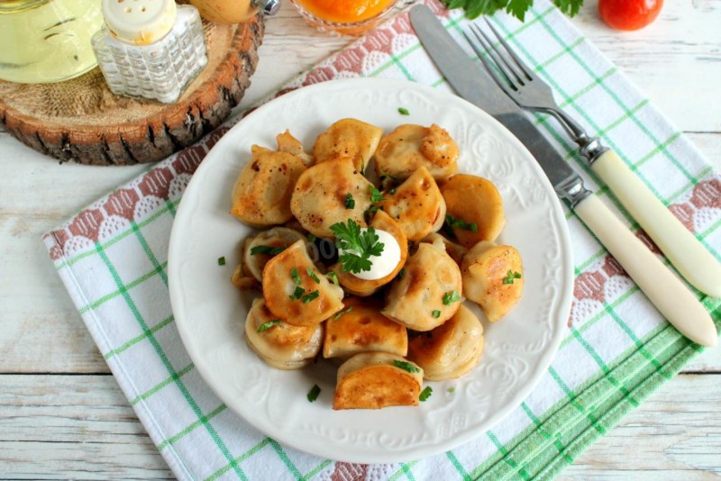 Жареные пельмени на сковороде
