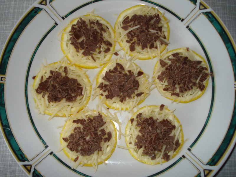 Закуска лимоны с натертым сыром и шоколадом