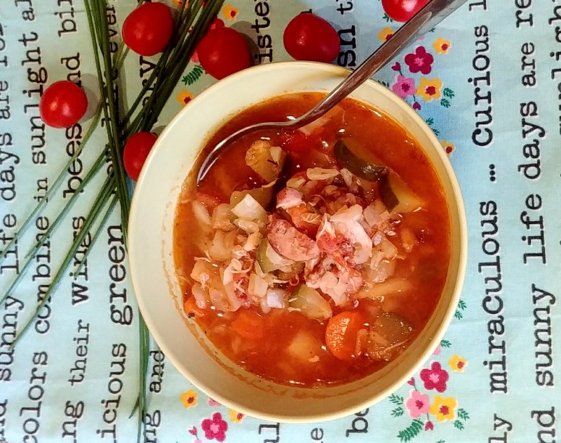 Солянка с копченой колбасой