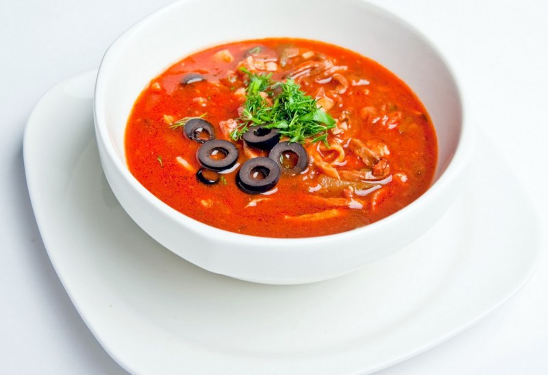 Солянка с оливками и лимоном