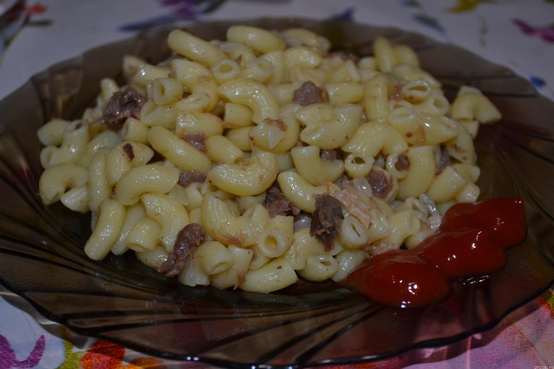 Макароны перья с тушенкой