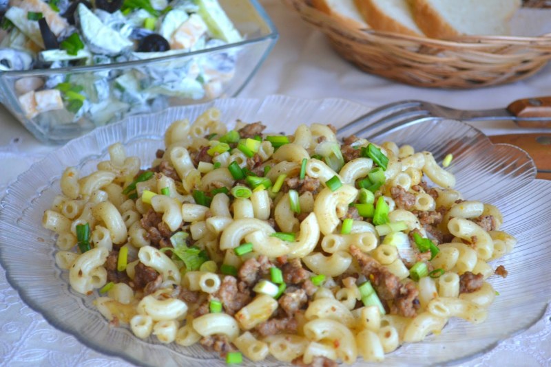 Макароны с тушенкой