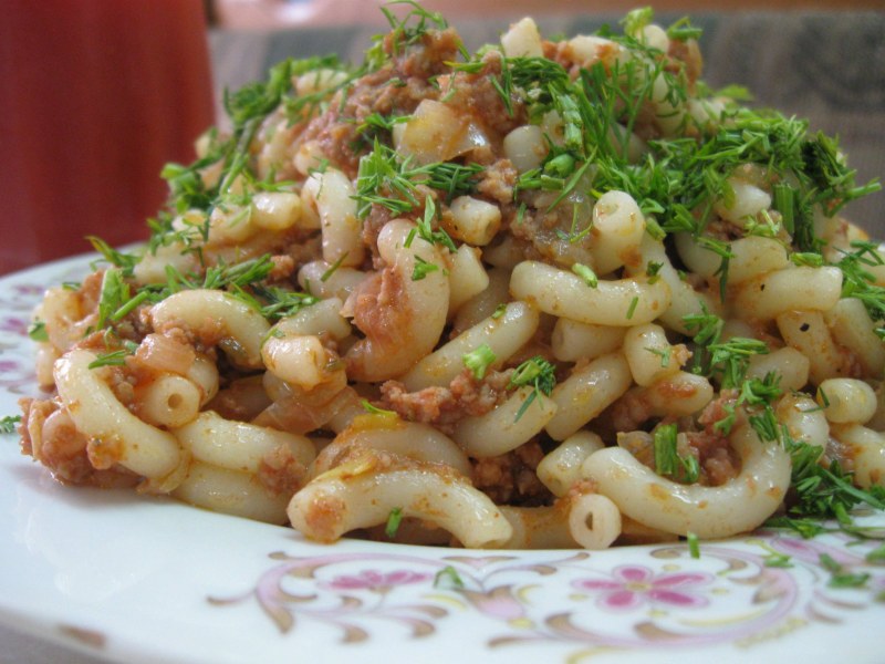Макароны по-флотски с фаршем на сковороде