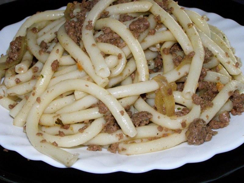 Макароны с тушенкой