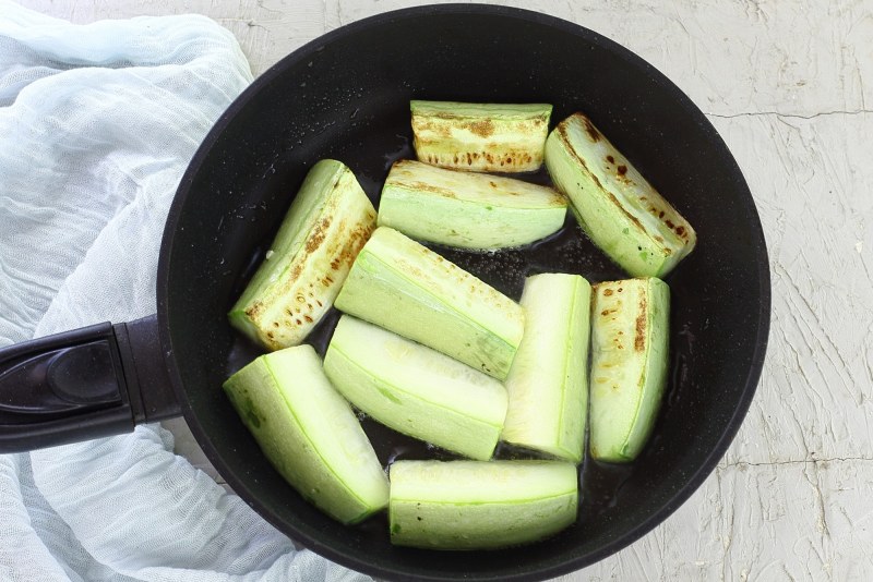 Кабачки жареные с сыром и чесноком на сковороде