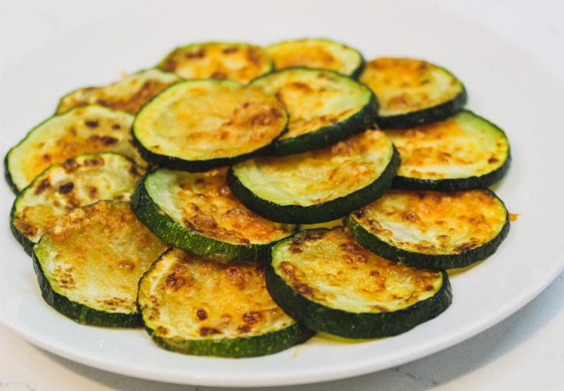Кабачки с соевым соусом и чесноком