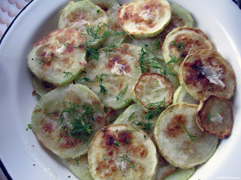 Кабачки жареные на сковороде с яйцом