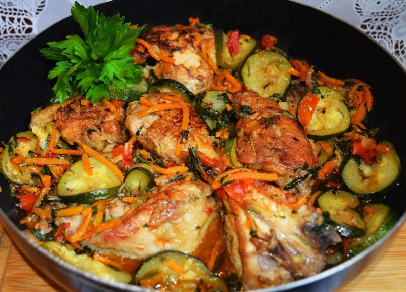 Тушеная куриная грудка с цукини