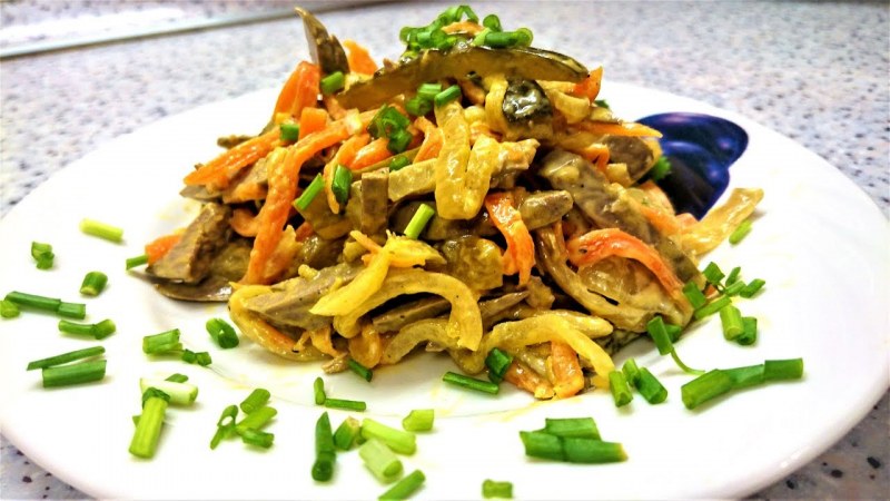 Салат с печенью и солеными огурцами
