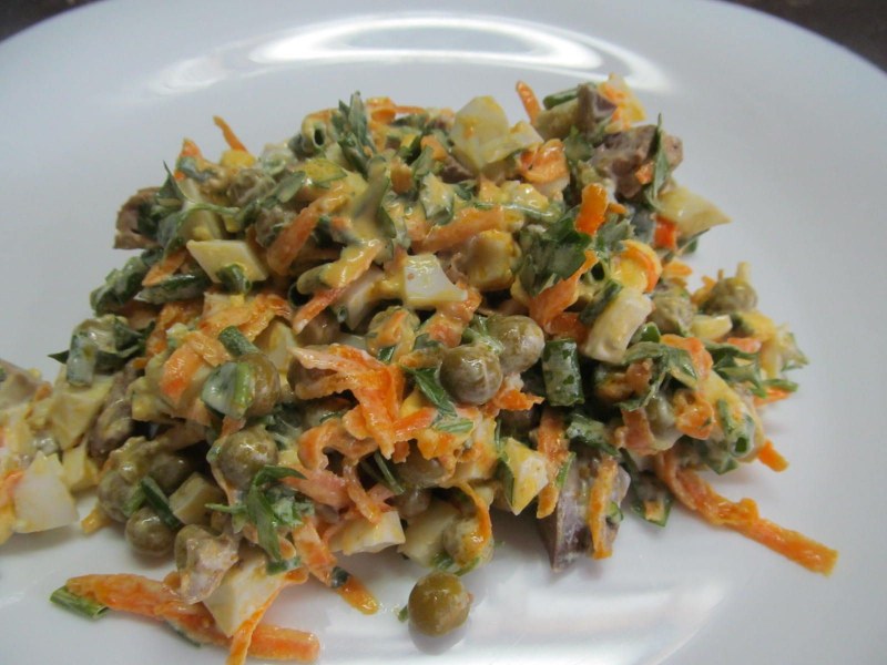 Салат Обжорка с куриной печенью