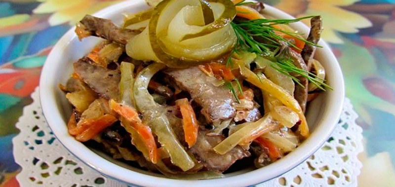 Салат с печенью и солеными огурцами