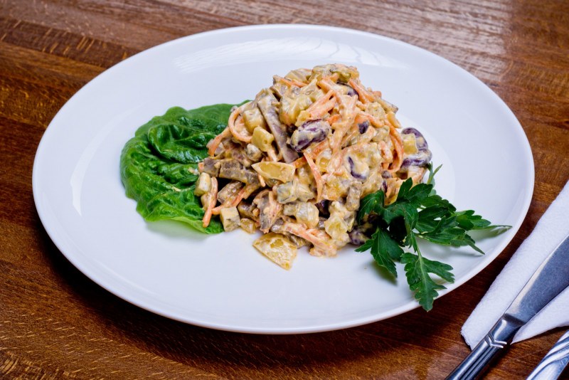 Салат Обжорка с куриной печенью и солеными огурцами