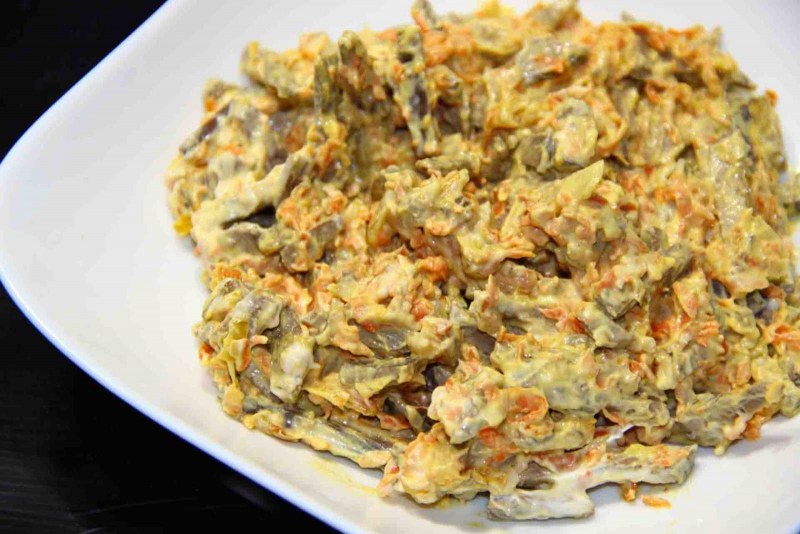 Салат Обжорка с печенью и солеными огурцами