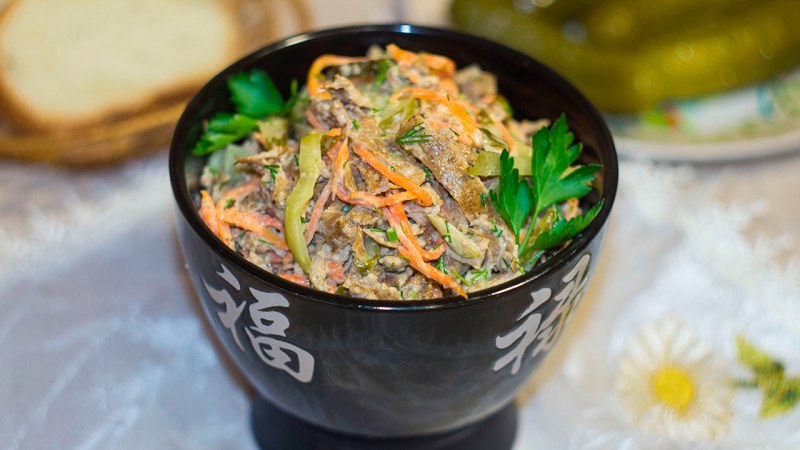 Салат из куриной печенки с солеными огурцами