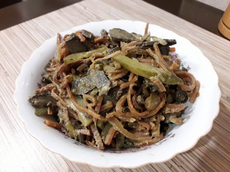 Салат с печенью говяжьей и солеными огурцами