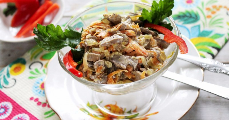 Салат с печенью и солеными огурцами