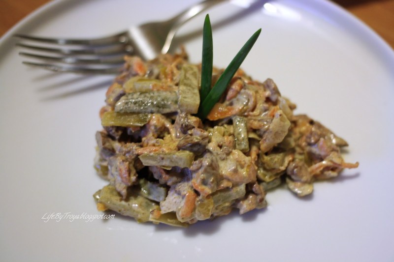 Салат Обжорка с куриной печенью и солеными огурцами
