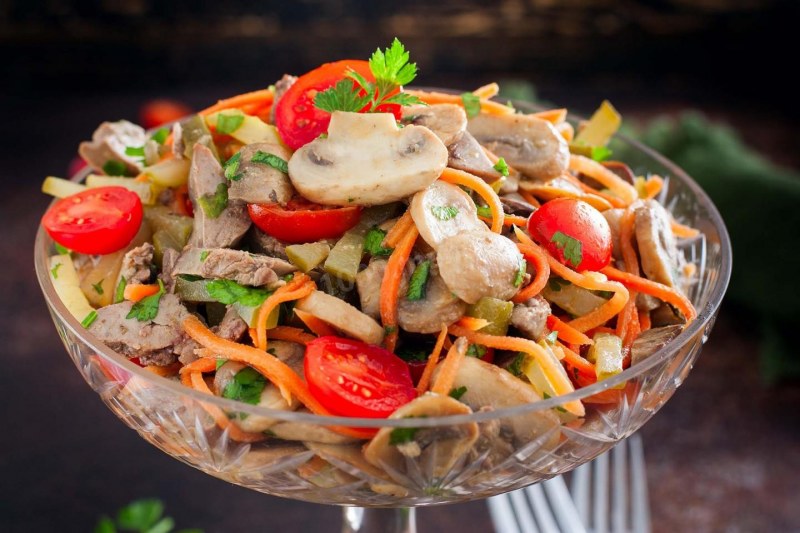 Салат Обжорка с куриной печенью
