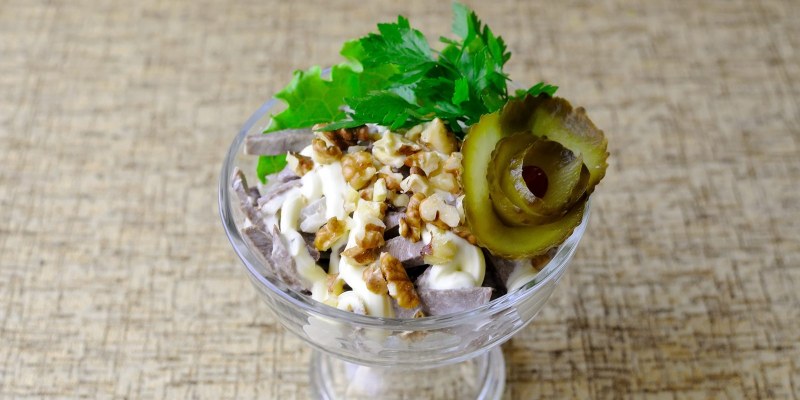 Салат с печенью и солеными огурцами