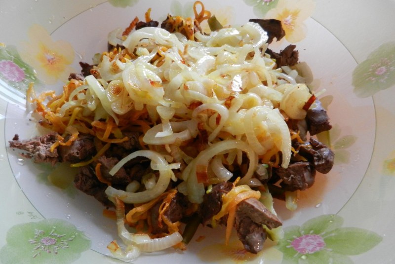 Салат с красной фасолью и куриной печенью