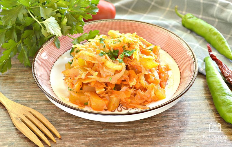Тушёная капуста с кабачками