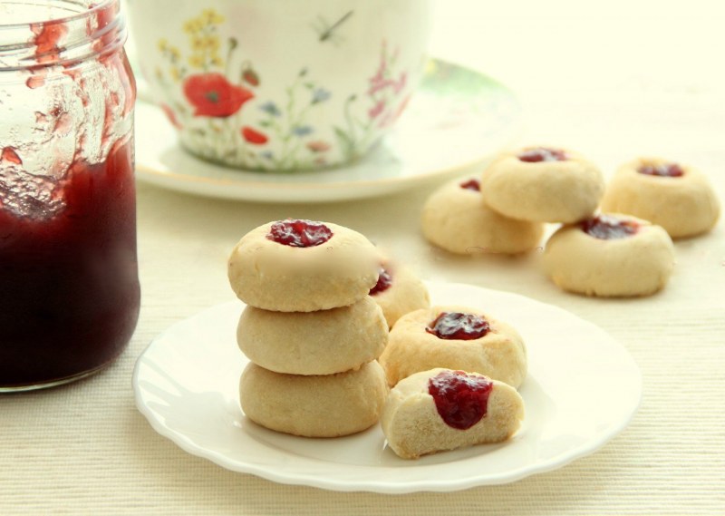 Печенье курабье с малиновым джемом