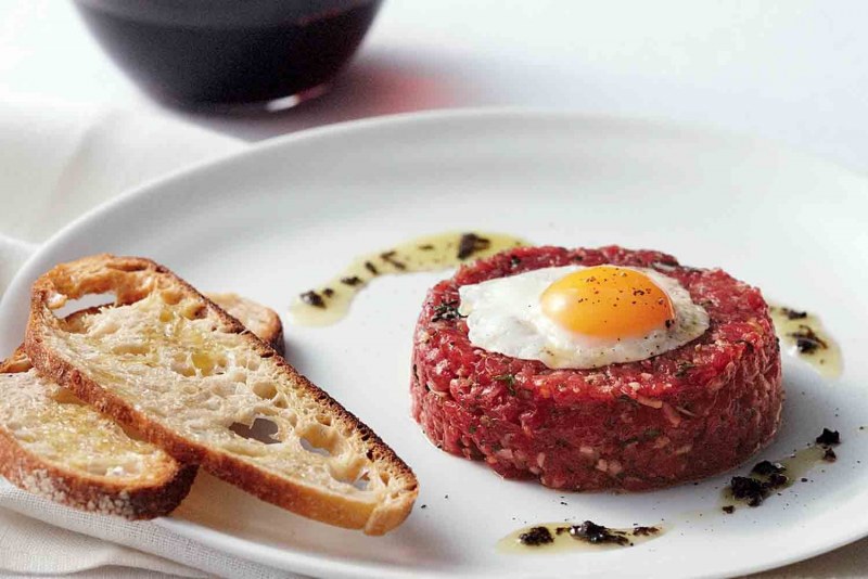 Тартар из говядины с каперсами