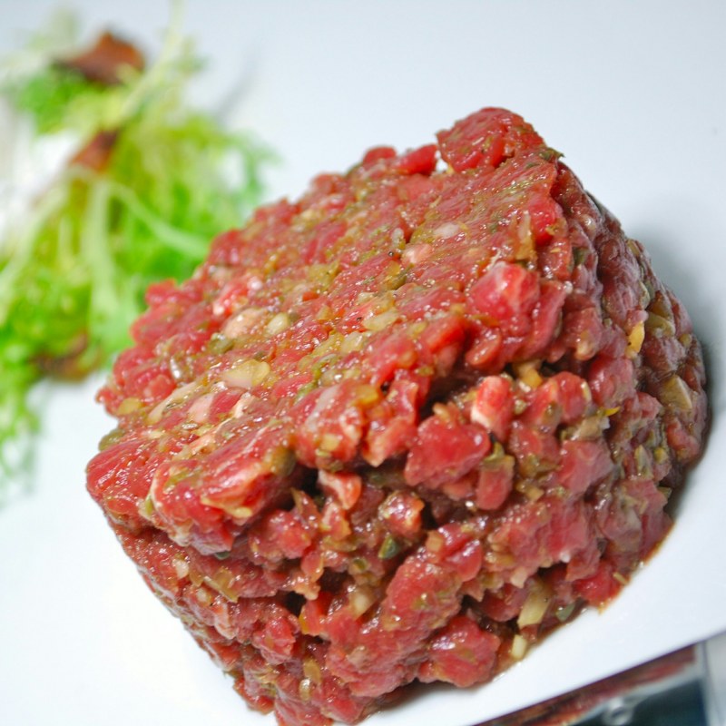 Блюдо из сырого мяса тартар