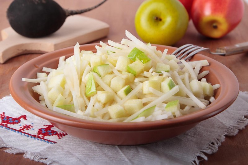 Салат с редькой и колбасой
