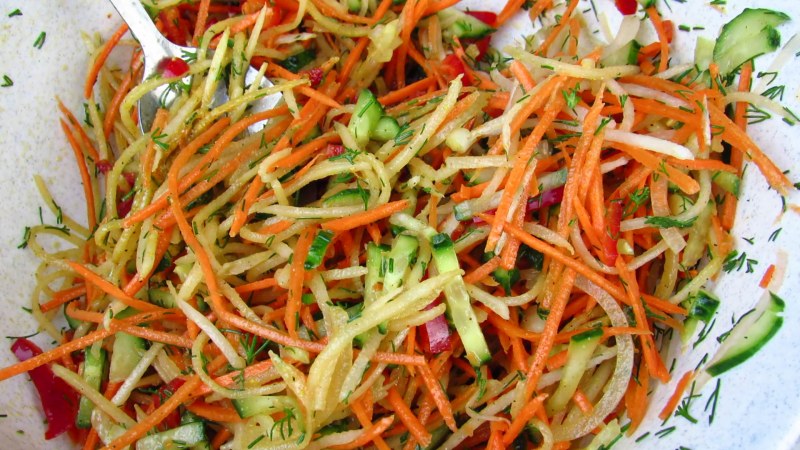 Салат из редьки зеленой с редиской