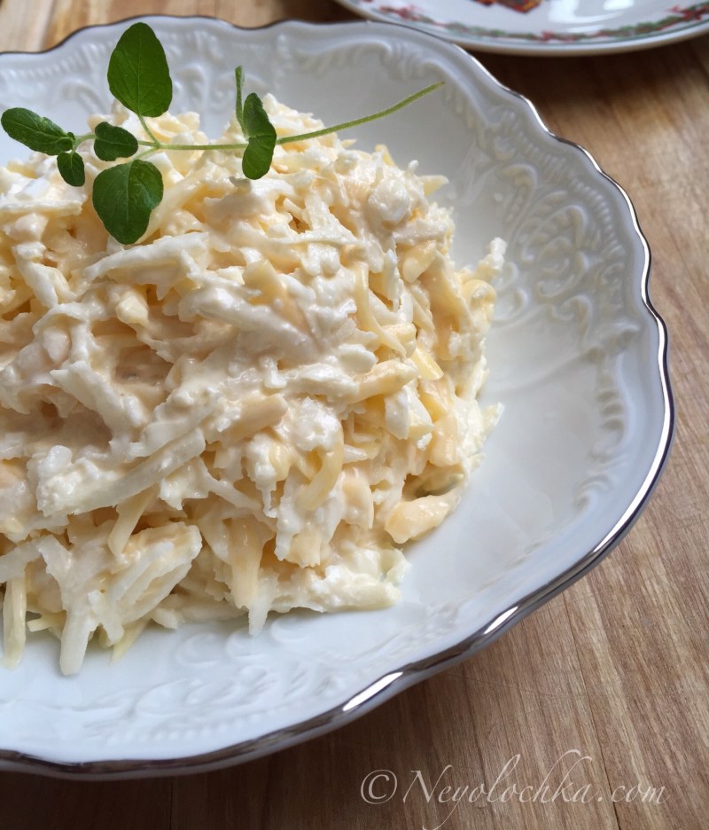 Сырный салат с чесноком