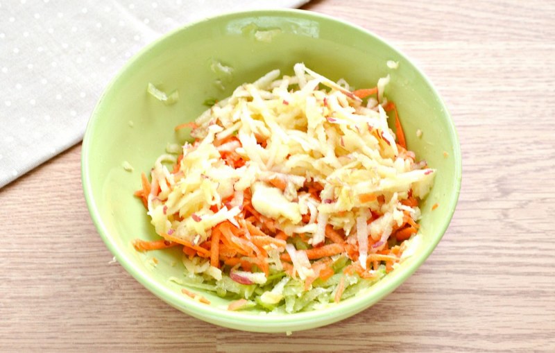 Салат с редькой и морковью и яблоком