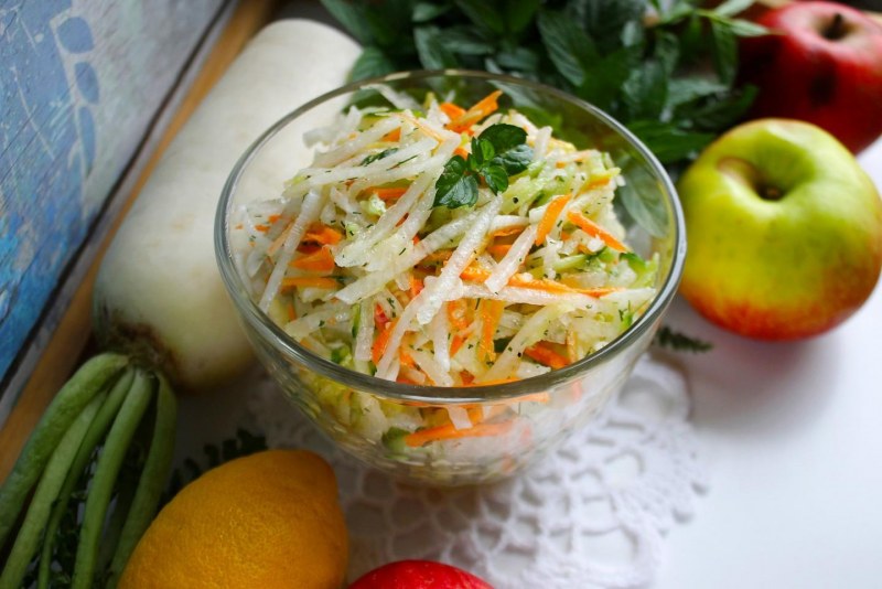 Салат с дайконом и морковью
