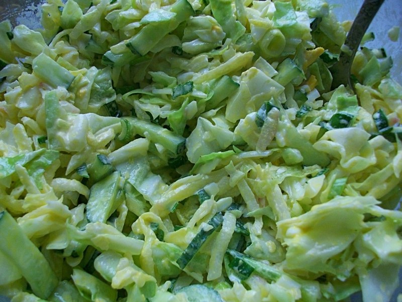 Салат с редькой зеленой и огурцом