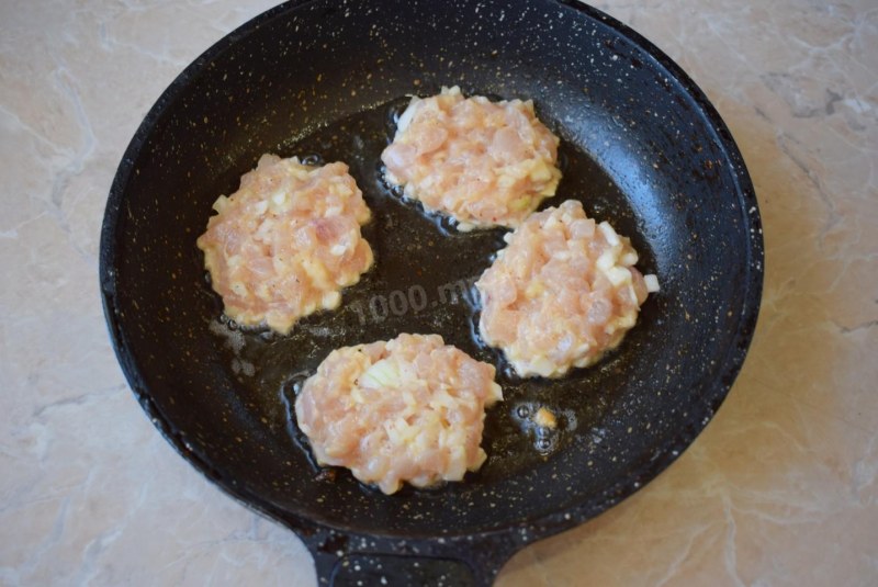 Котлеты рубленые из курицы с майонезом