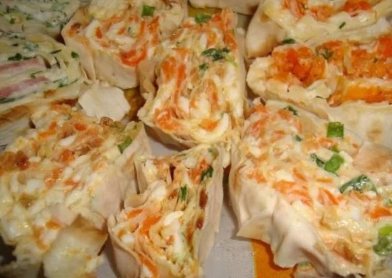 Рулет из лаваша с ветчиной и корейской морковкой