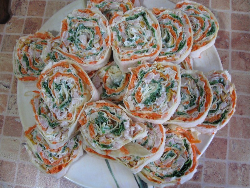 Рулет из лаваша с морковкой по-корейски