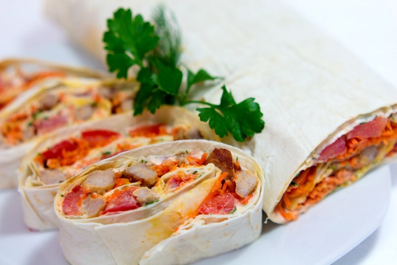 Роллы с колбасой и сыром