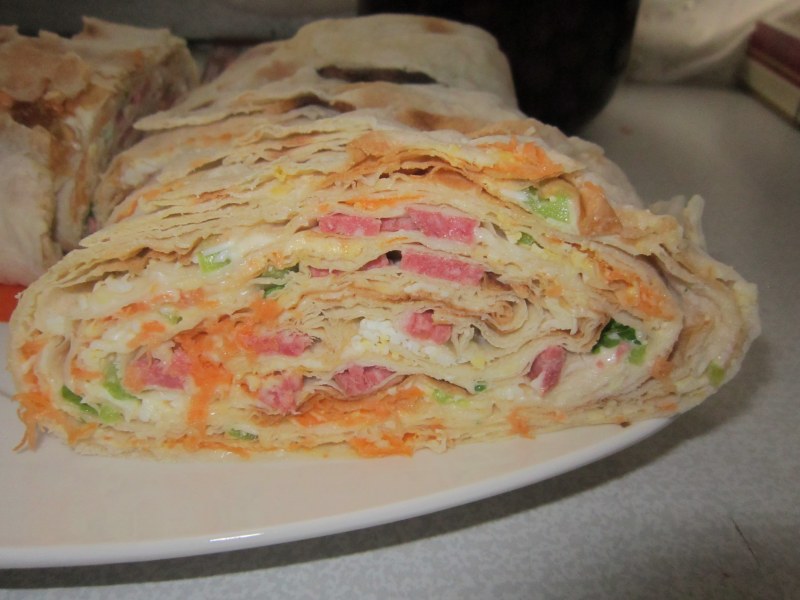 Рулет из лаваша с корейской морковкой