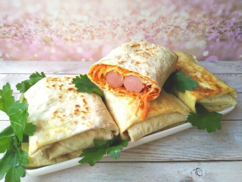 Рулет из лаваша с ветчиной и корейской морковкой