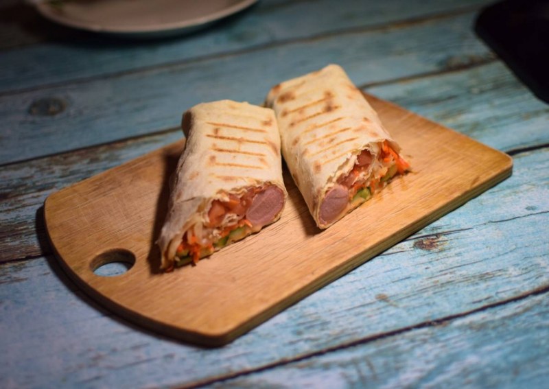Рулет из лаваша с копченой курицей и корейской морковью