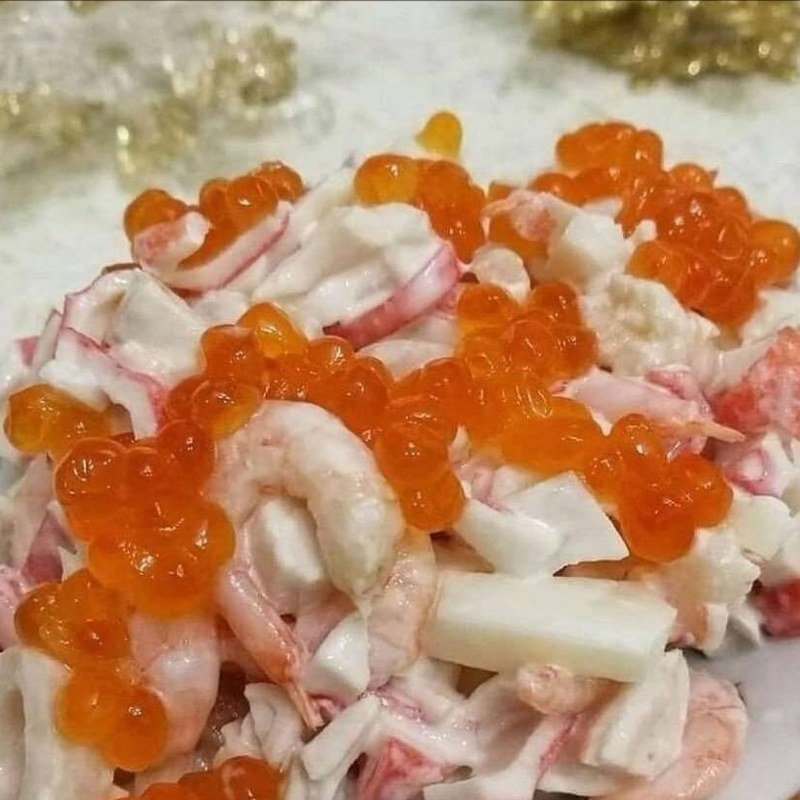 Салат Нептун с креветками и кальмарами и красной икрой