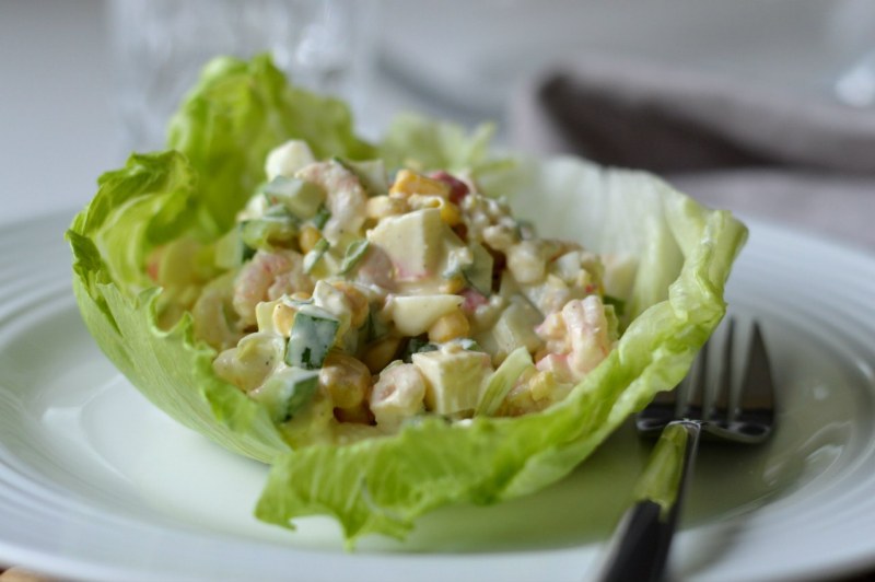 Блюда из морепродуктов на белом фоне