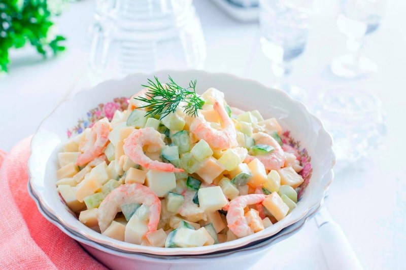 Салат морской с креветками и кальмарами и крабовыми палочками