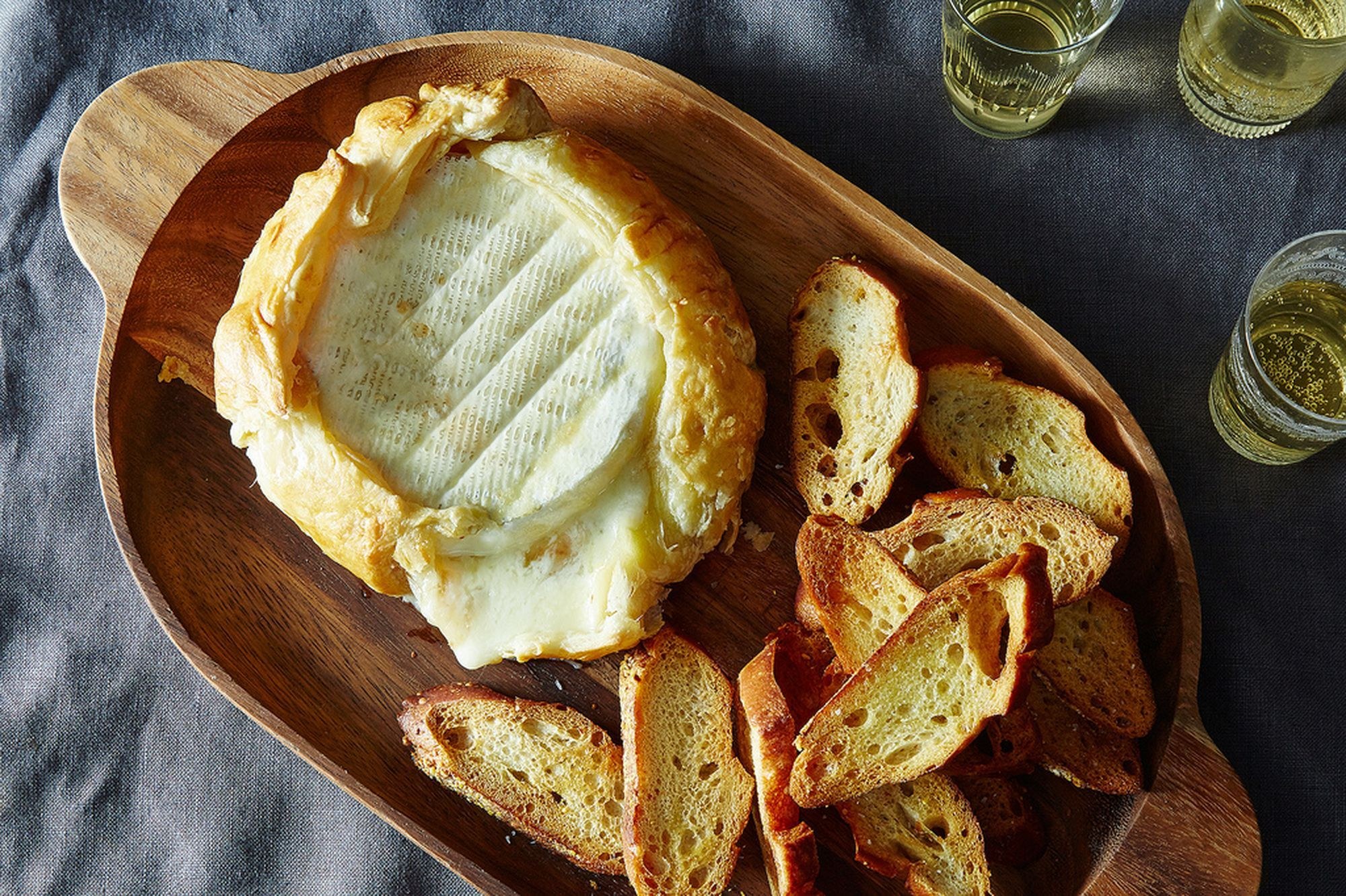 Слоеное тесто сыр бри. Бриошь с сыром Бри. Бриошь с камамбером. Сыр Бри и камамбер в духовке. Сыр камамбер в духовке с хлебом.