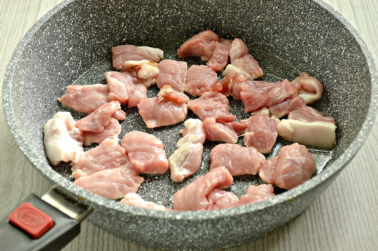 Говядина кусочками на сковороде сочная и мягкая. Обжаривание мяса. Свинина. Кусочек жареного мяса. Мясо кусочками на сковороде.