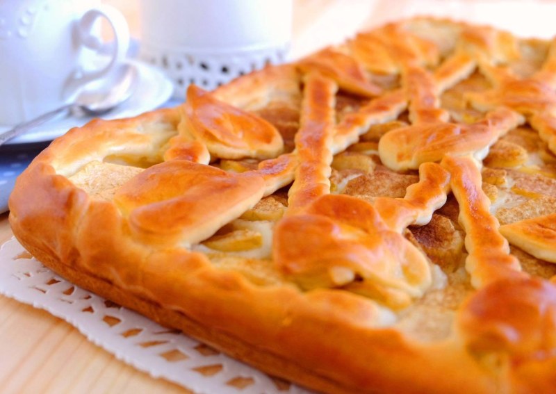 Droжжевой пирог с ябло ками